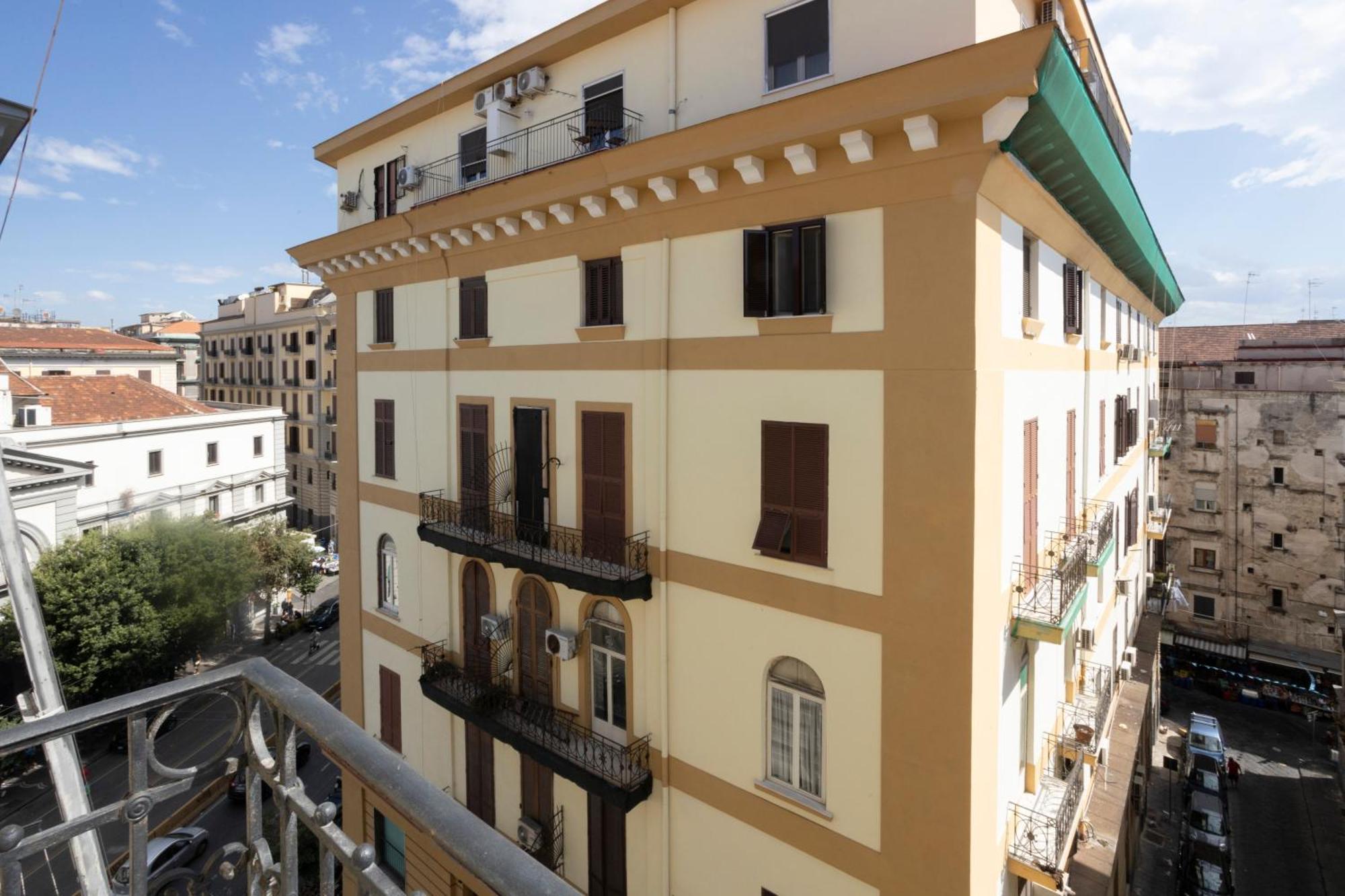 نابولي Giuly Suites & Rooms المظهر الخارجي الصورة